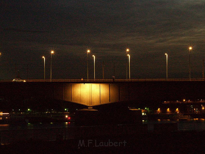 Lebensmueder mit Pistole Koeln Deutzer Bruecke P34.JPG